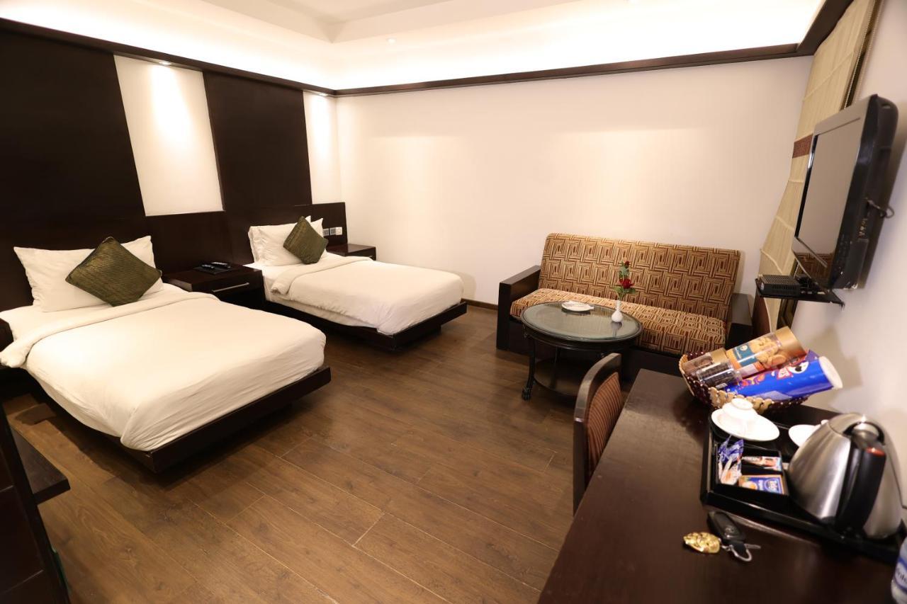 Godwin Deluxe Near Railway Stn Offers Free Airport Pick-up