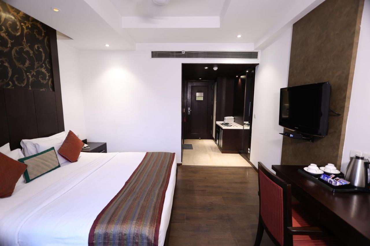 Hotel Godwin Deluxe Near Railway Stn Offers Free Airport Pick-up