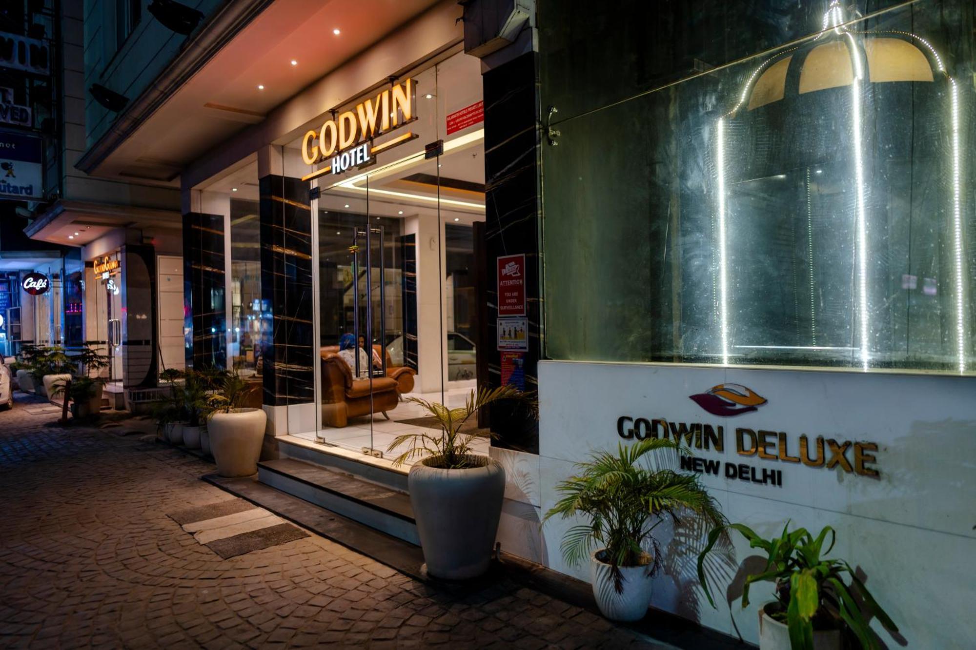 Godwin Deluxe Near Railway Stn Offers Free Airport Pick-up 4*