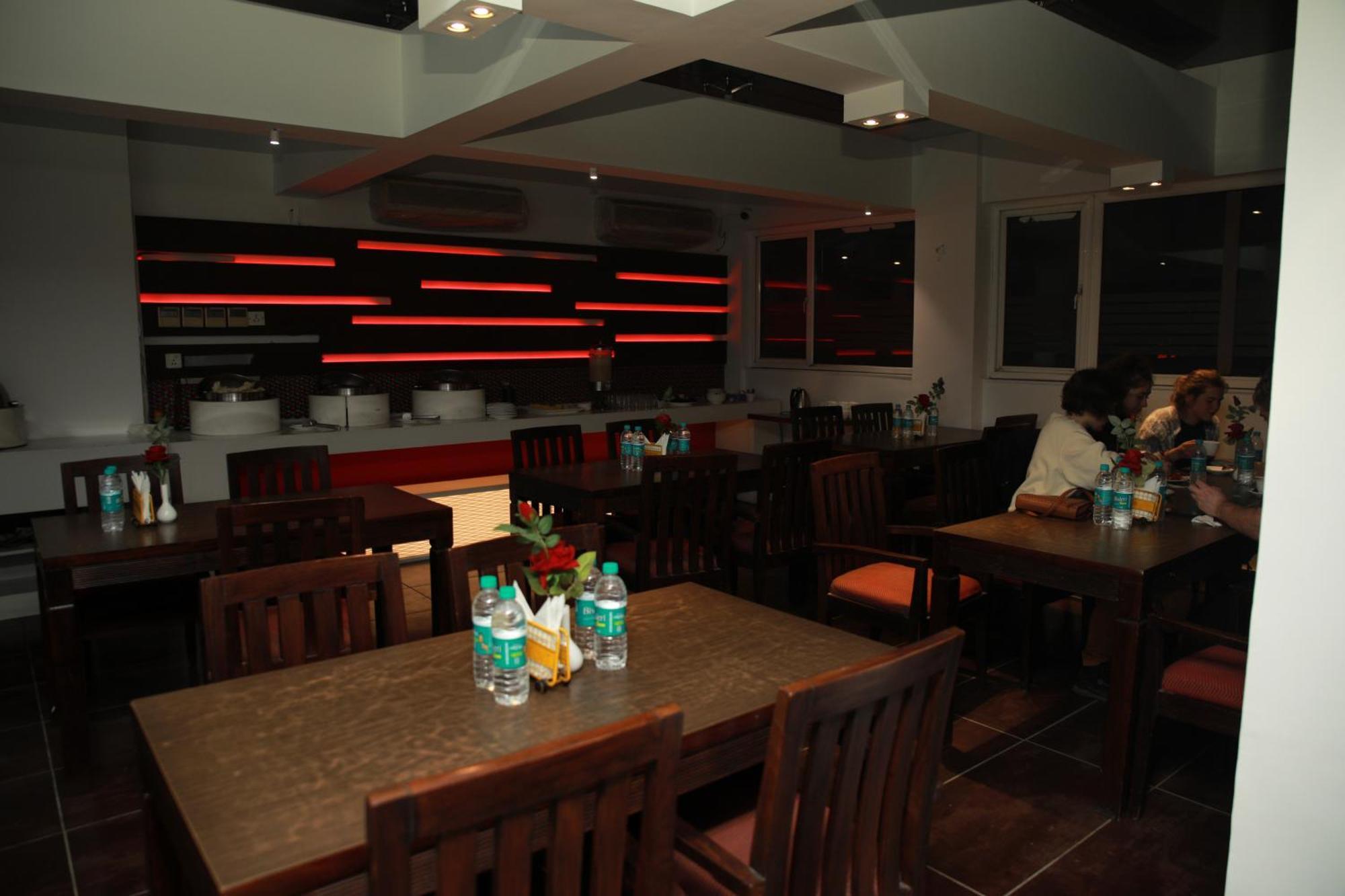 Godwin Deluxe Near Railway Stn Offers Free Airport Pick-up 4*