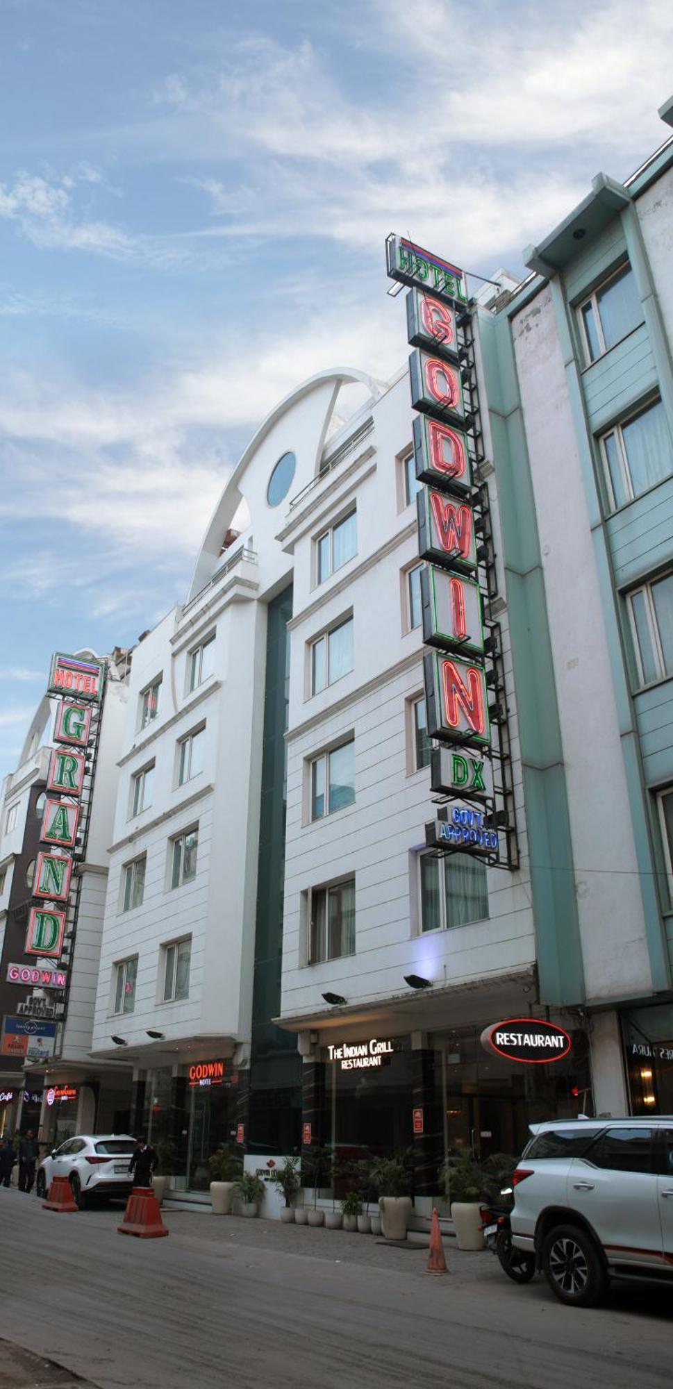 Godwin Deluxe Near Railway Stn Offers Free Airport Pick-up