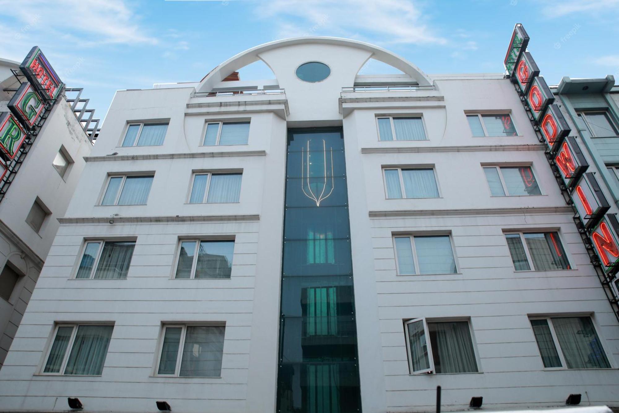 Godwin Deluxe Near Railway Stn Offers Free Airport Pick-up Hotel