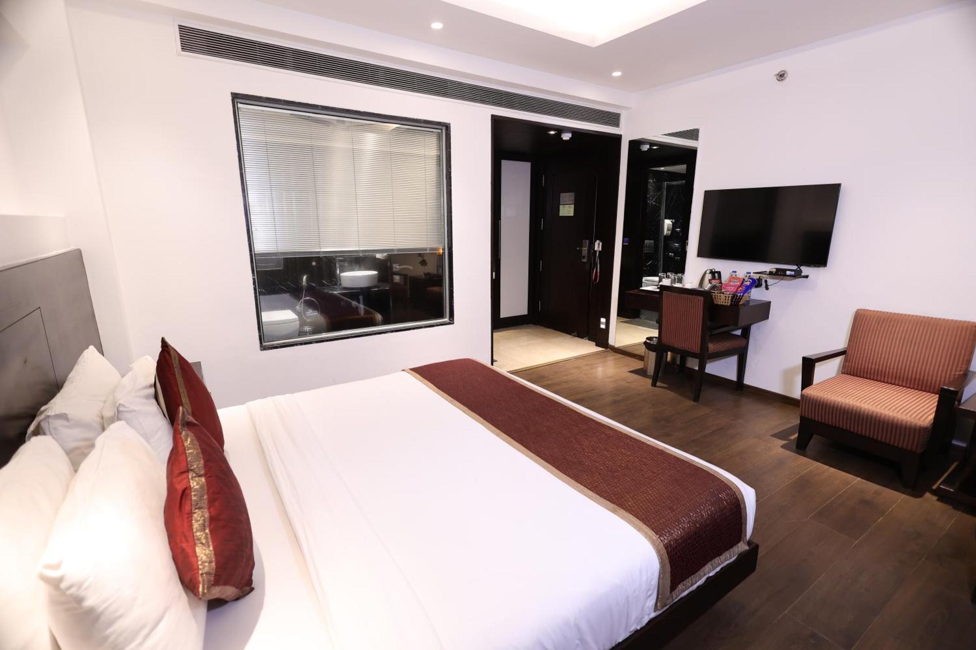 Hotel Godwin Deluxe Near Railway Stn Offers Free Airport Pick-up