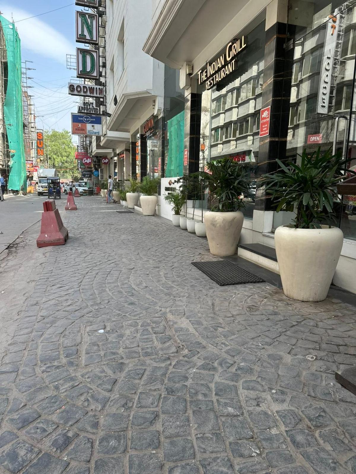 Godwin Deluxe Near Railway Stn Offers Free Airport Pick-up Hotel 4*