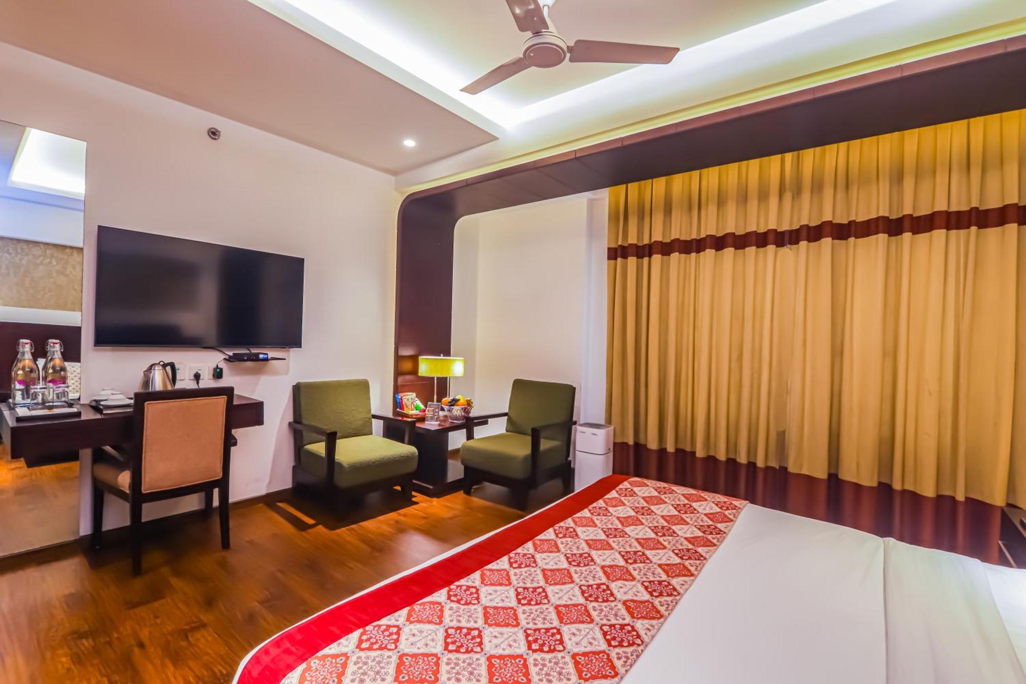Godwin Deluxe Near Railway Stn Offers Free Airport Pick-up Hotel 4*