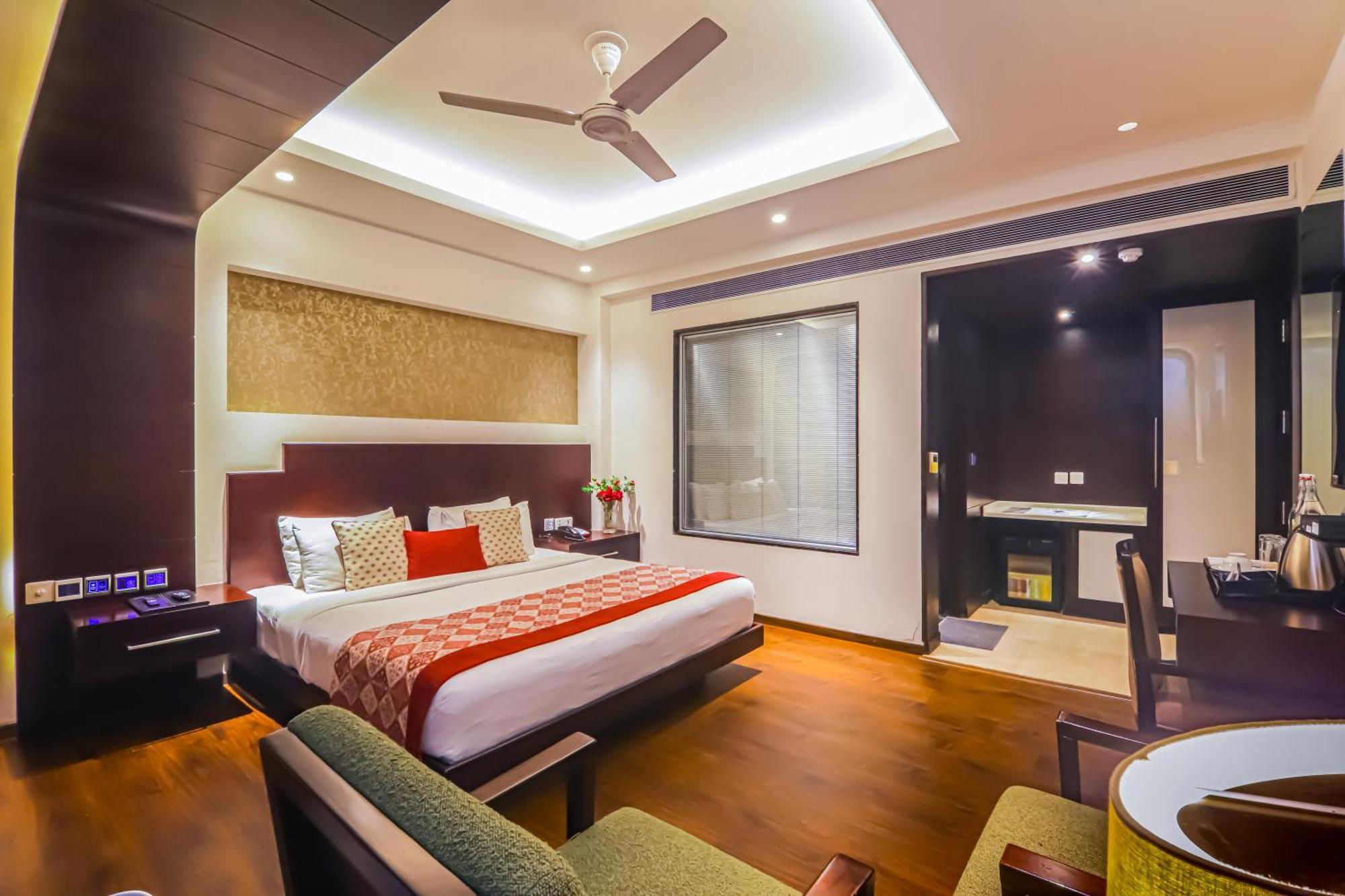 Hotel Godwin Deluxe Near Railway Stn Offers Free Airport Pick-up 4*
