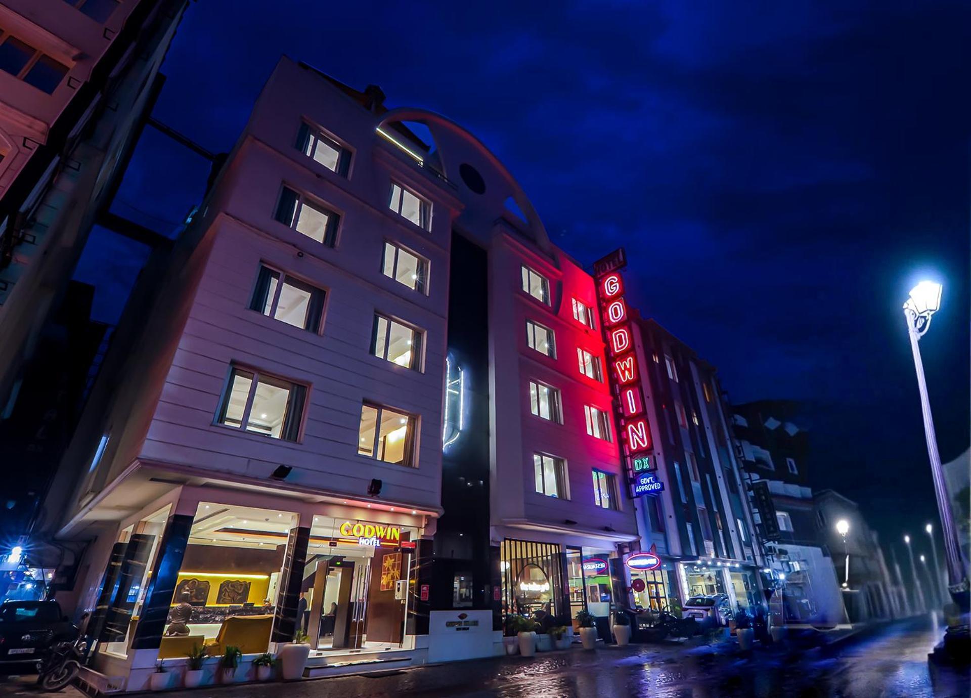 Godwin Deluxe Near Railway Stn Offers Free Airport Pick-up Hotel 4*